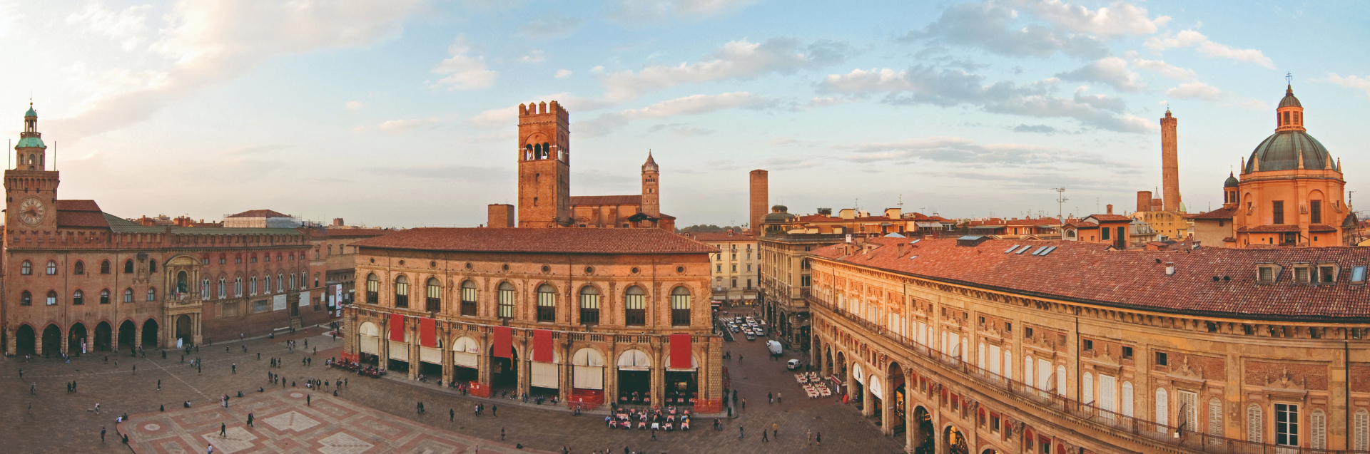 Piazza Maggiore in Bologna mit Palazzo und Türmen im Abendlicht
