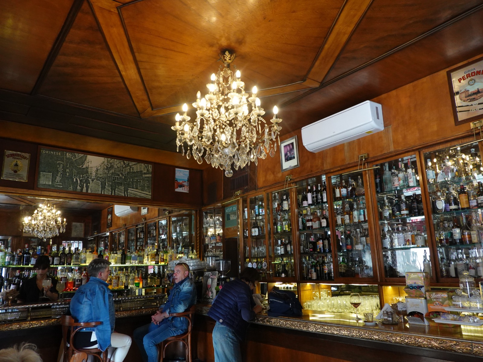 Historisches Kaffeehaus in Triest mit Kronleuchter und Bar