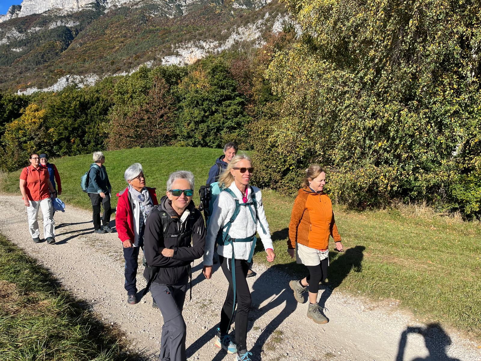 Wandergruppe auf einem Weg im Valle dei Laghi mit Bergpanorama
