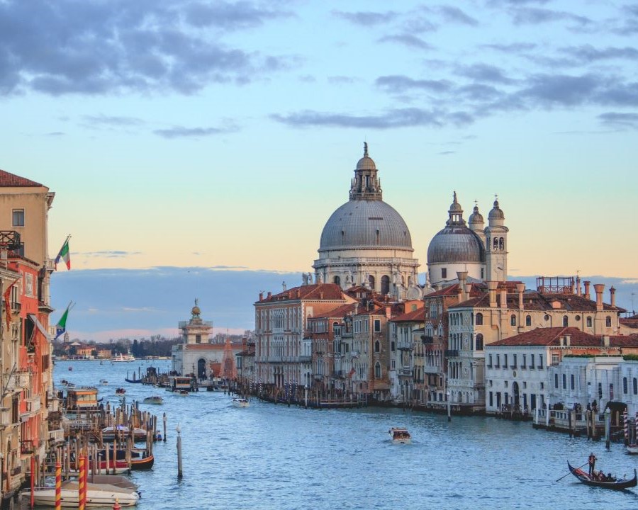 Canal Grande in Venedig mit Santa Maria della Salute im Abendlicht